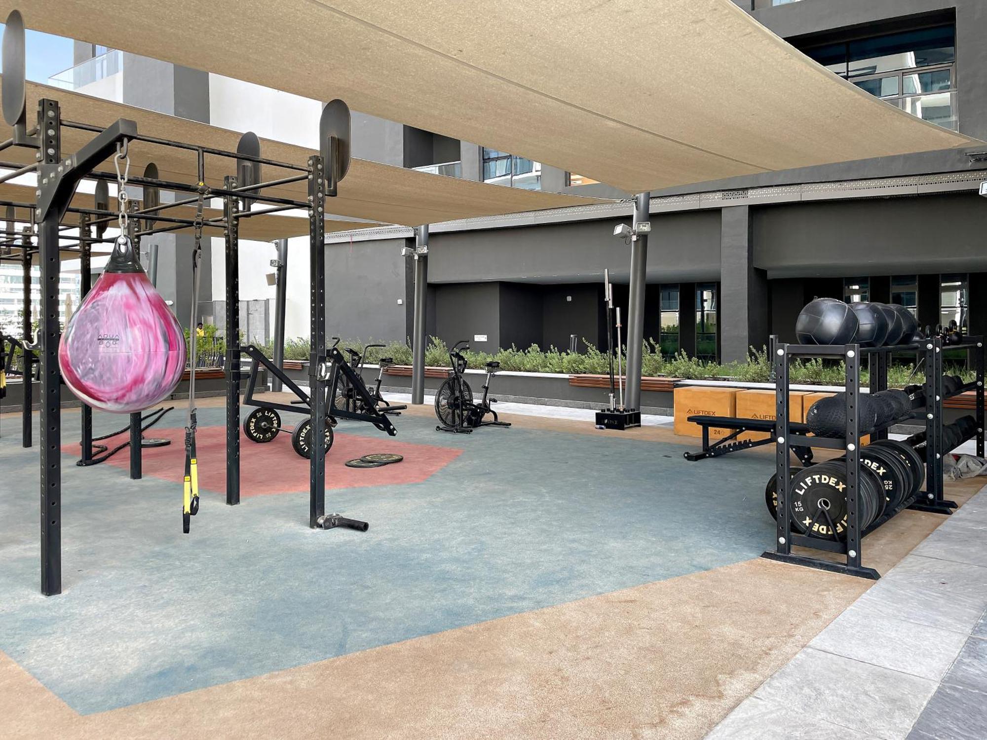 Apartment Chic With Balcony & Skyline View L Pool & Gym