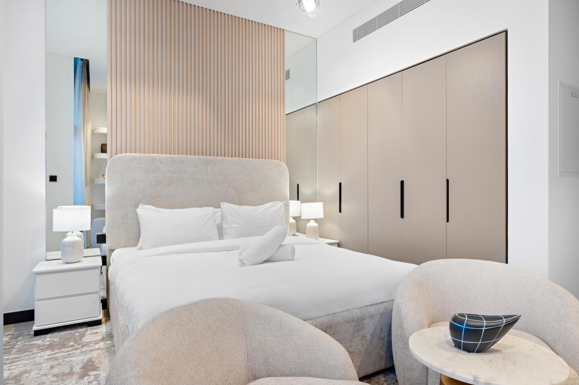 Chic With Balcony & Skyline View L Pool & Gym Apartment Dubai