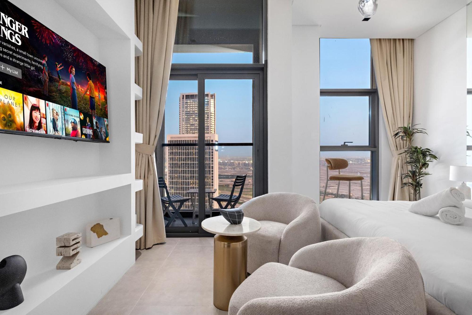 Chic With Balcony & Skyline View L Pool & Gym *