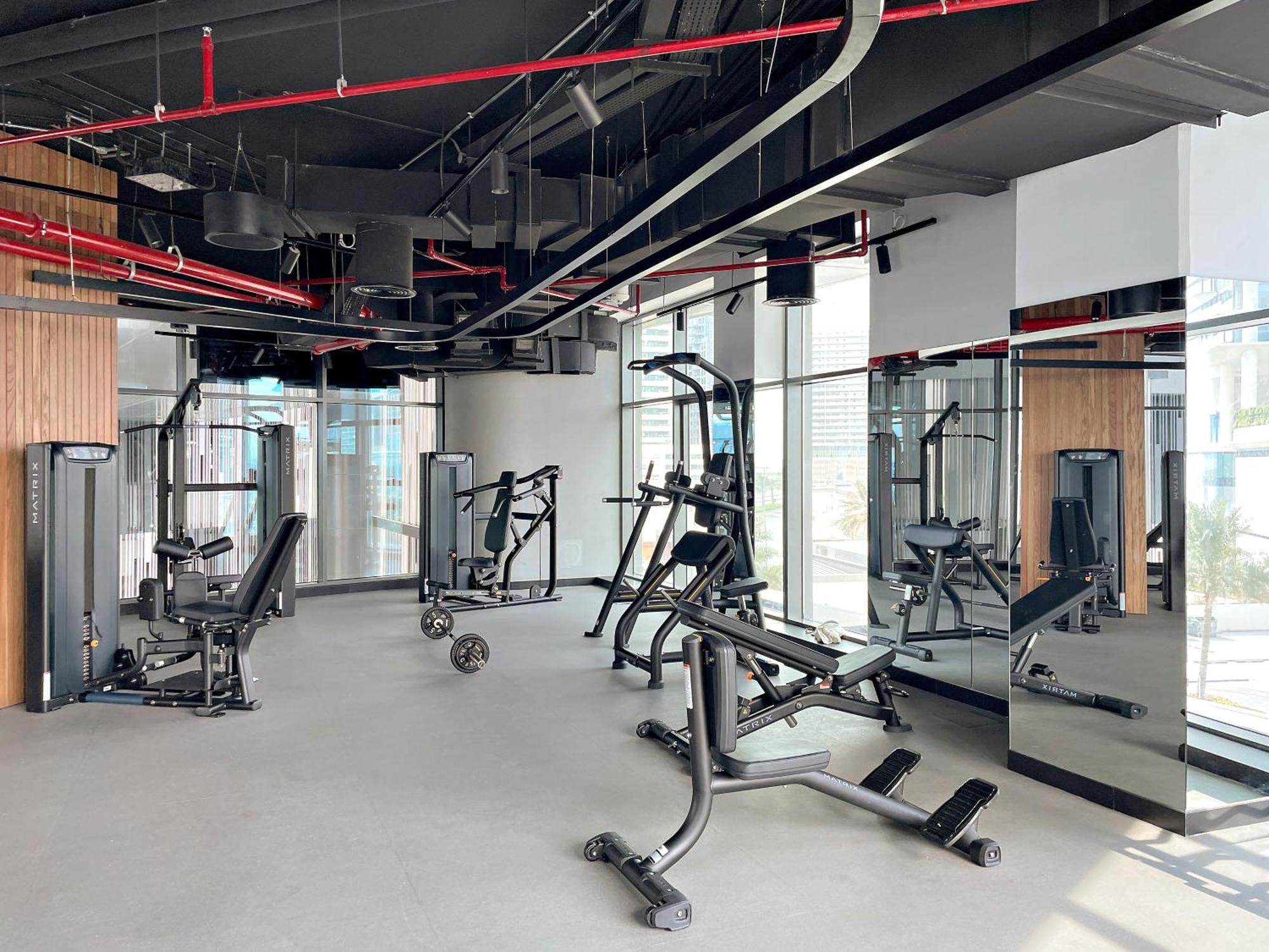 Apartment Chic With Balcony & Skyline View L Pool & Gym Dubai