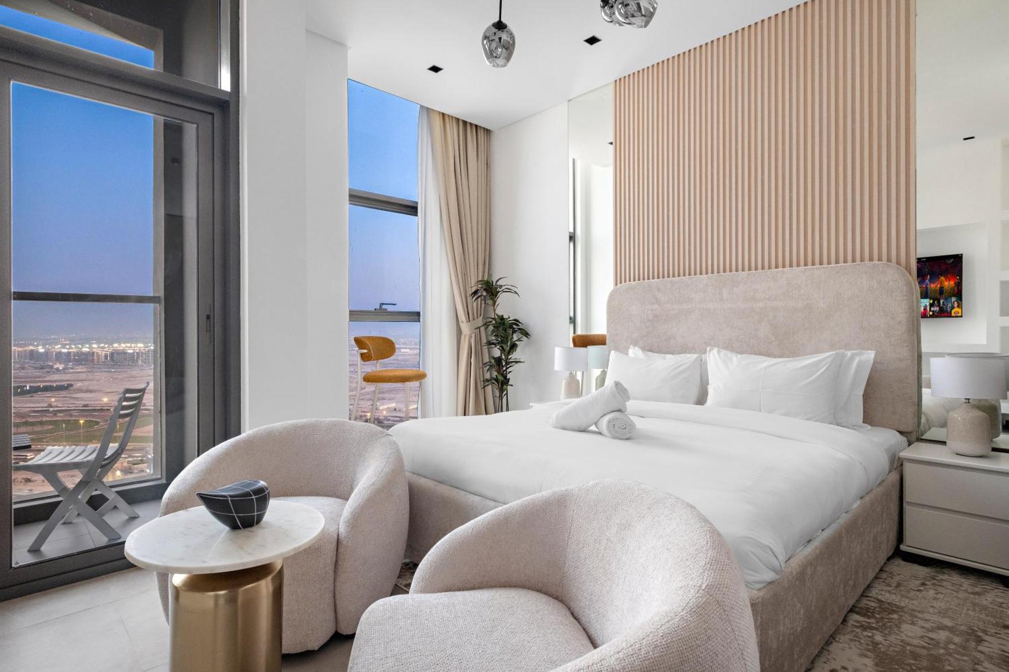 Chic With Balcony & Skyline View L Pool & Gym *