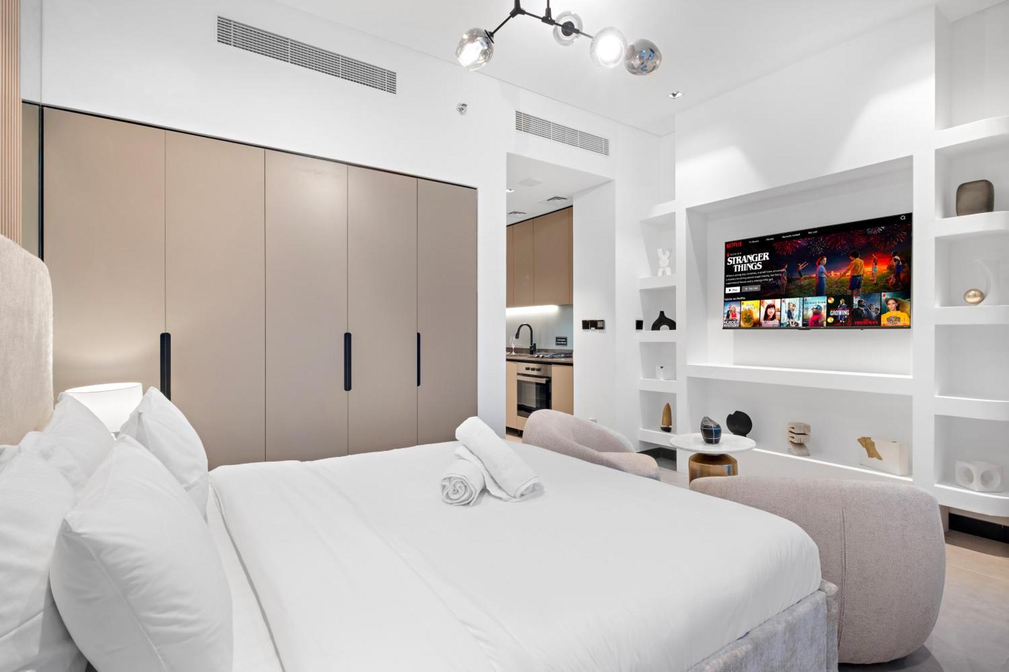 Apartment Chic With Balcony & Skyline View L Pool & Gym