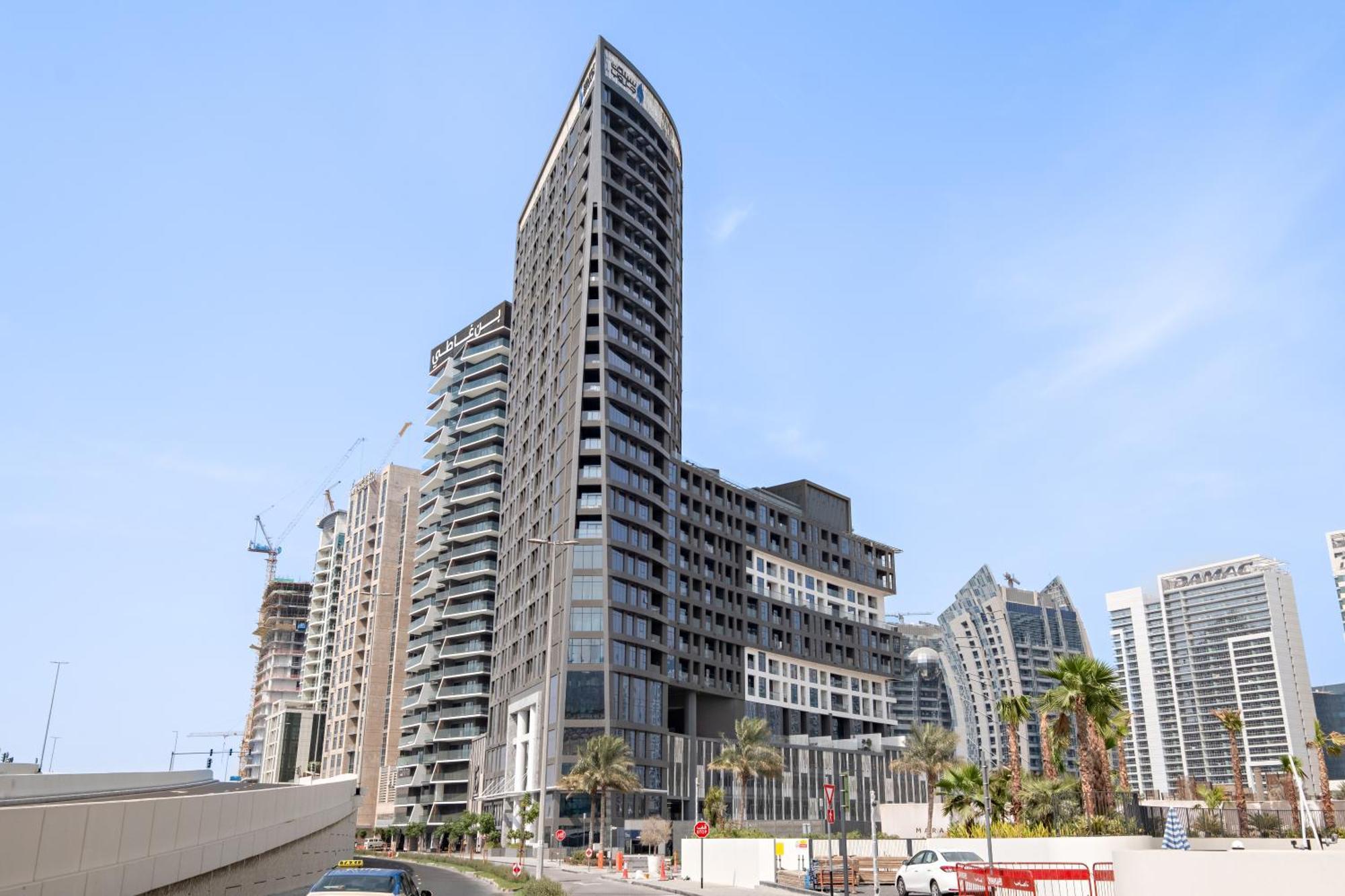 Apartment Chic With Balcony & Skyline View L Pool & Gym Dubai
