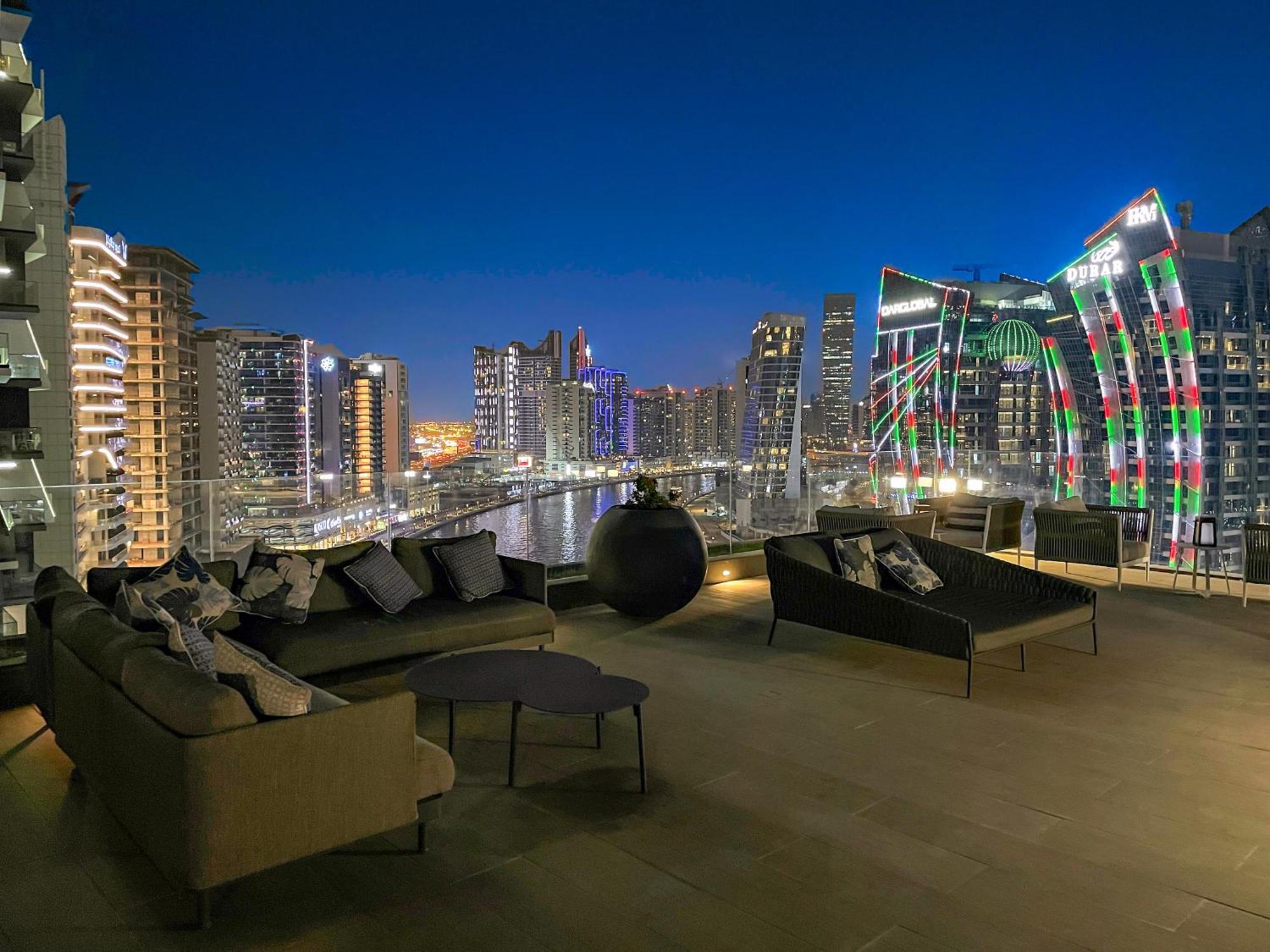 Chic With Balcony & Skyline View L Pool & Gym Dubai