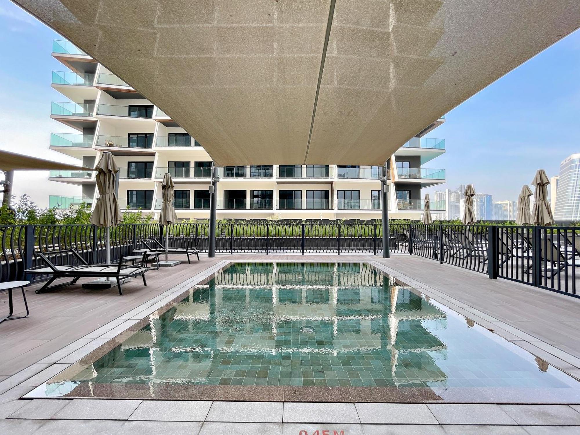 Apartment Chic With Balcony & Skyline View L Pool & Gym *