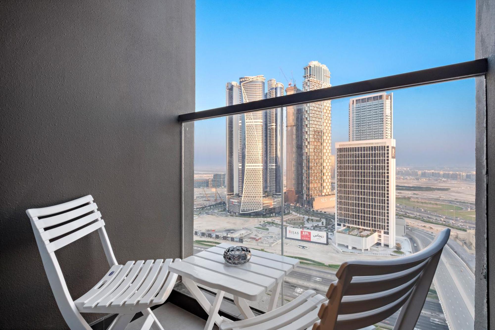 Chic With Balcony & Skyline View L Pool & Gym Dubai
