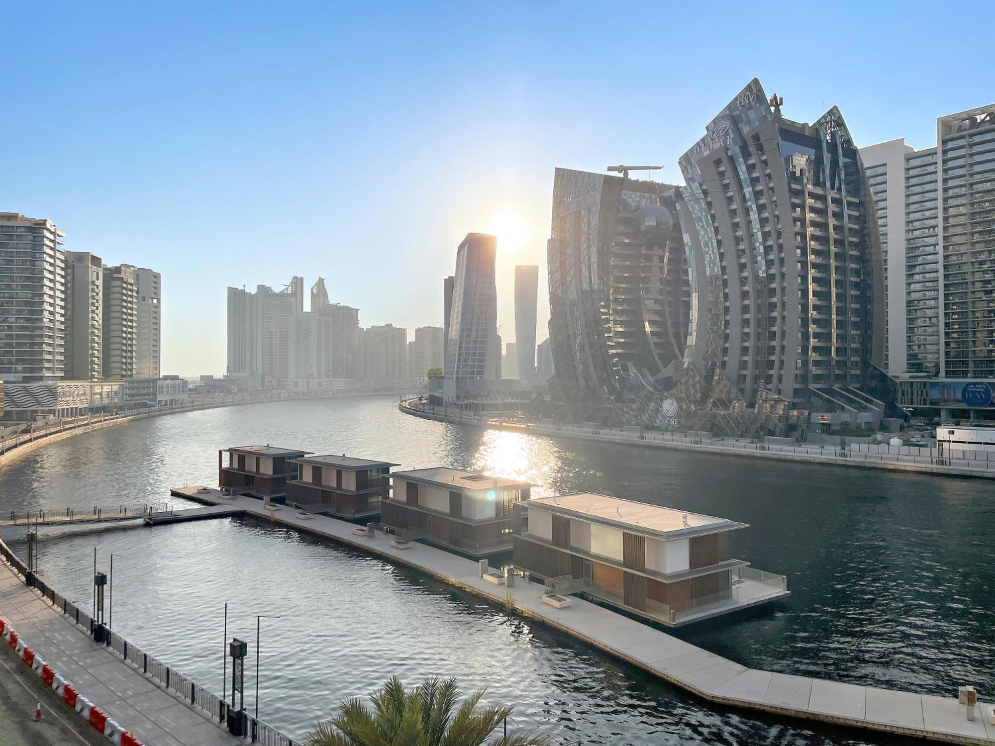 Chic With Balcony & Skyline View L Pool & Gym * Dubai